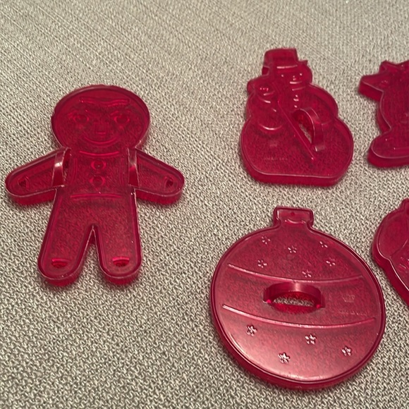 Vintage HRM USA Red Transparent Plastic Cookie Cutters Set of 7 From the 50-60’s - Picture 2 of 7
